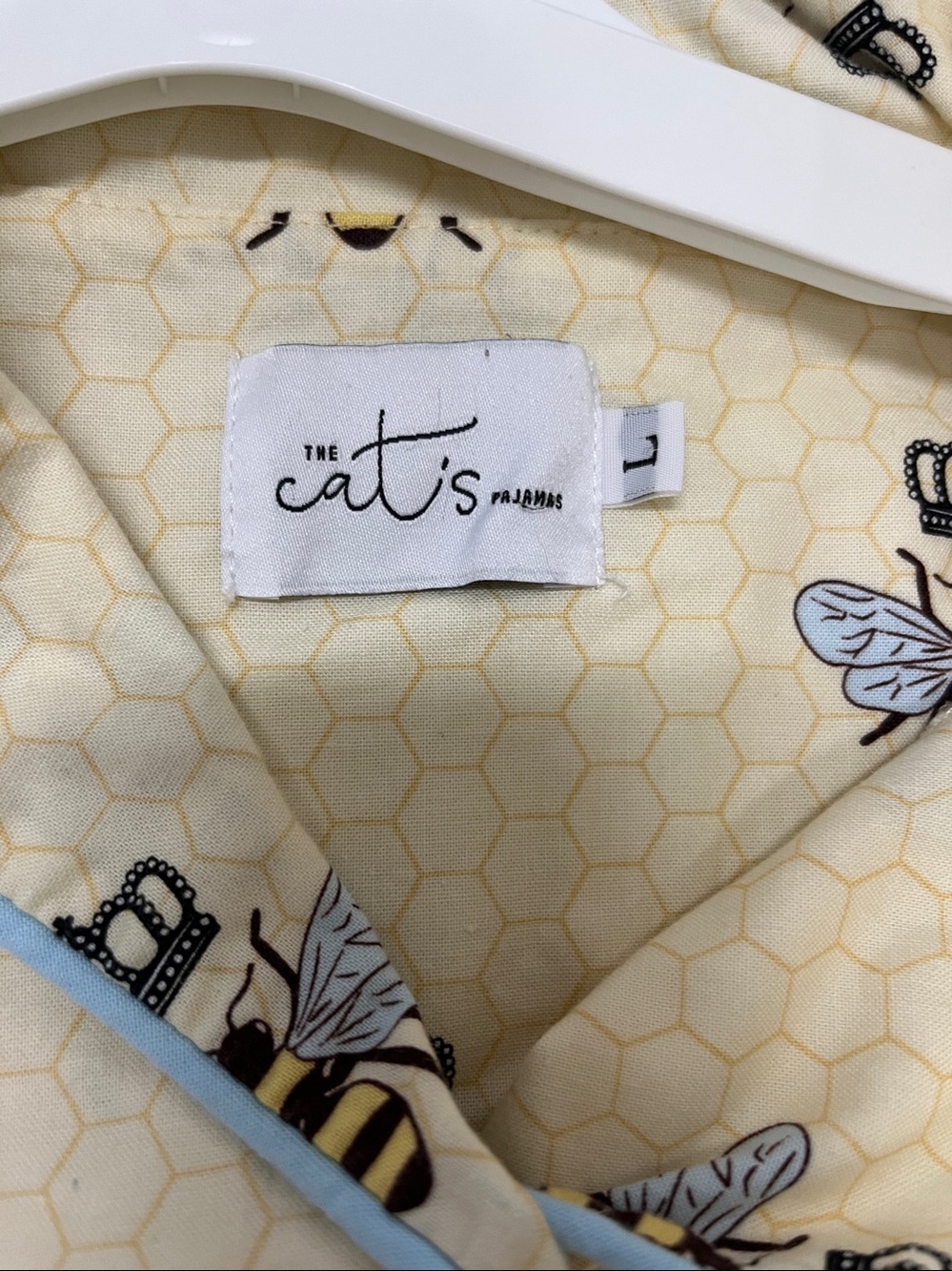 The Cat's Pajamas Cream Queen Bee Print Pajama set size Large - Picture 2 of 11